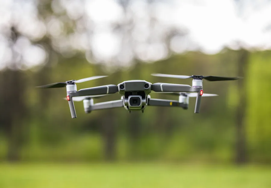 Dron con cámara en vuelo sobre una zona verde
